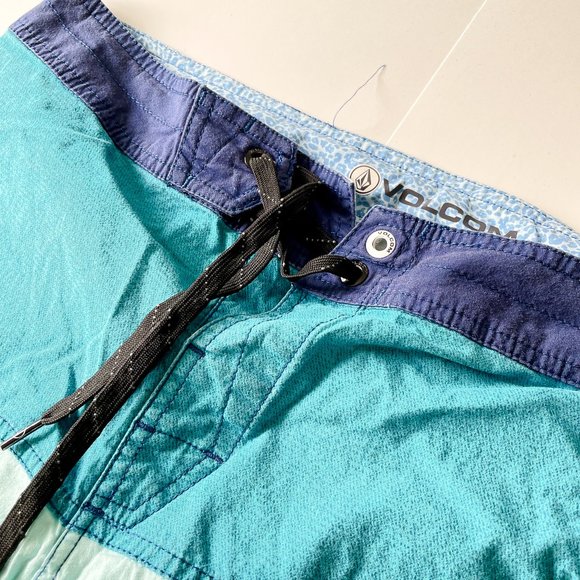 Volcrom Board Shorts (S) - Picture 3 of 5